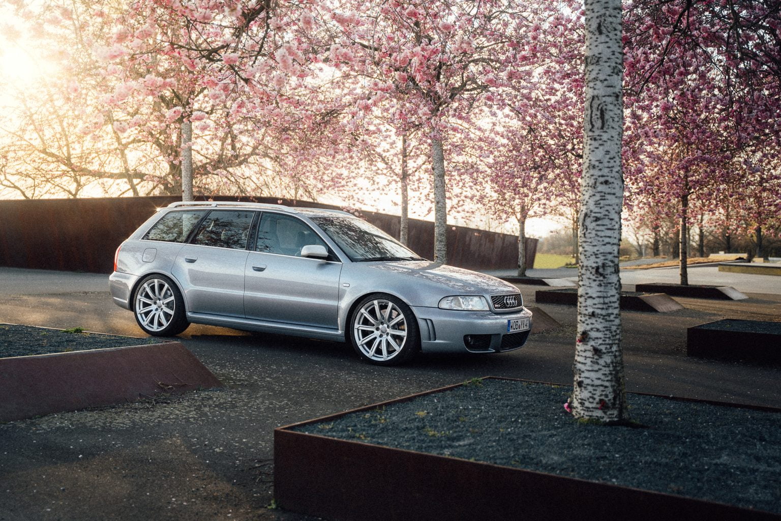 SVÆN.IO Autofotografie in Wolfsburg Kirschblüten mit Audi RS4 B5 Youngtimer 1