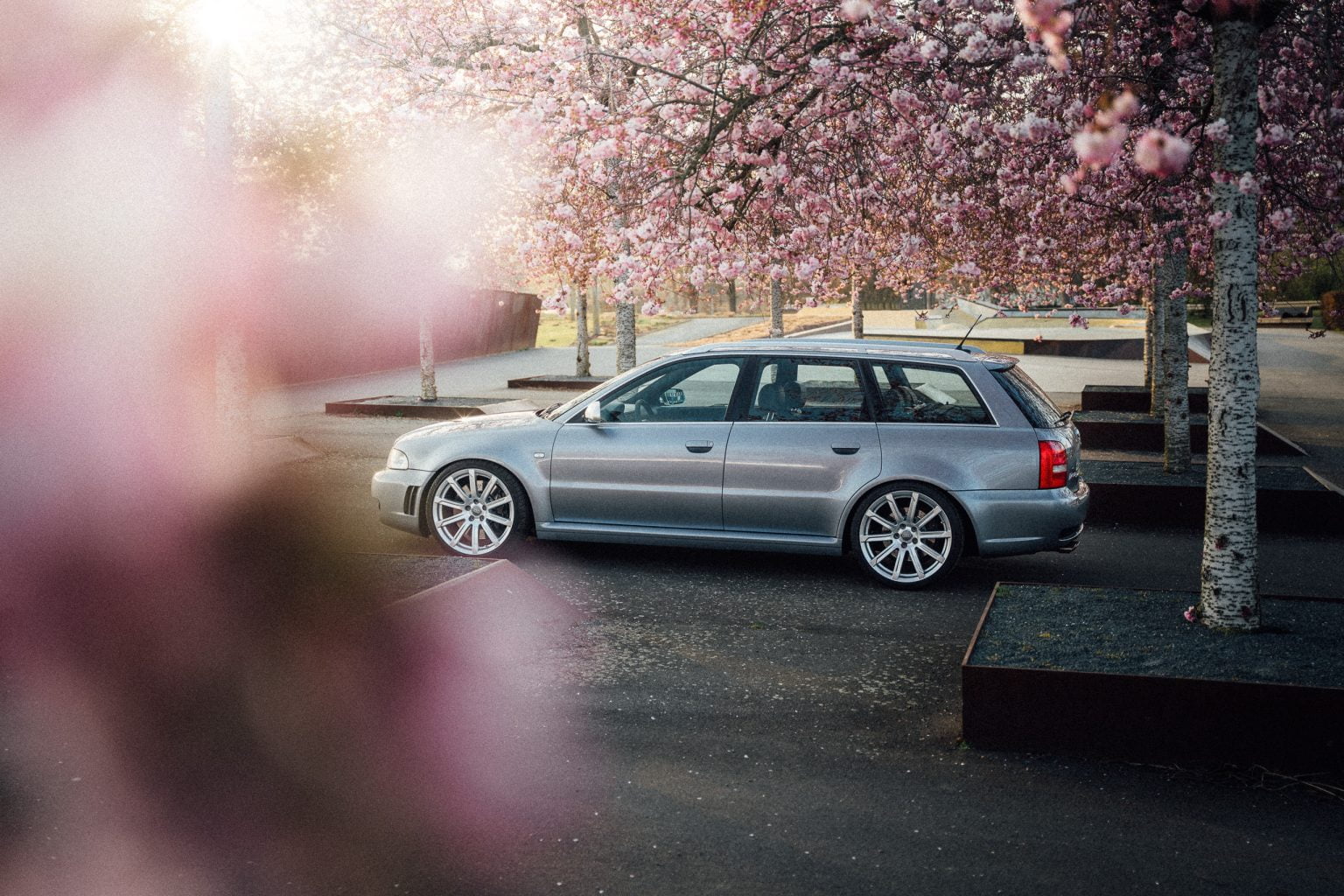 SVÆN.IO Autofotografie in Wolfsburg Kirschblüten mit Audi RS4 B5 Youngtimer 4