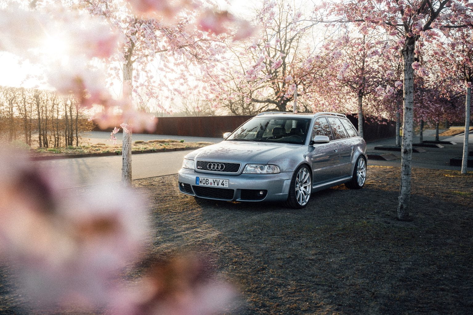 SVÆN.IO Autofotografie in Wolfsburg Kirschblüten mit Audi RS4 B5 Youngtimer 7