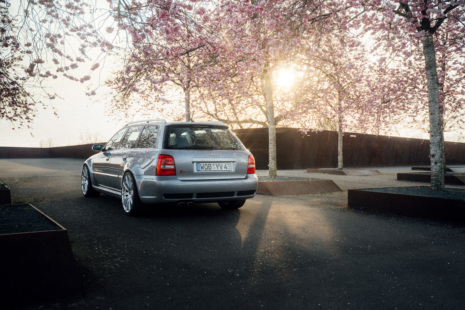 SVÆN.IO Autofotografie in Wolfsburg Kirschblüten mit Audi RS4 B5 Youngtimer 2