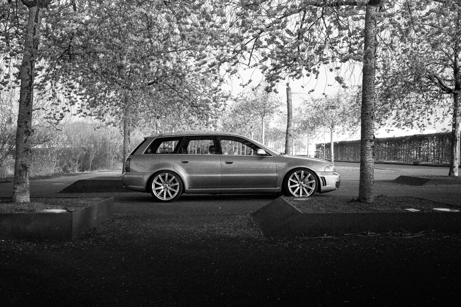SVÆN.IO Autofotografie in Wolfsburg Kirschblüten mit Audi RS4 B5 Youngtimer 3