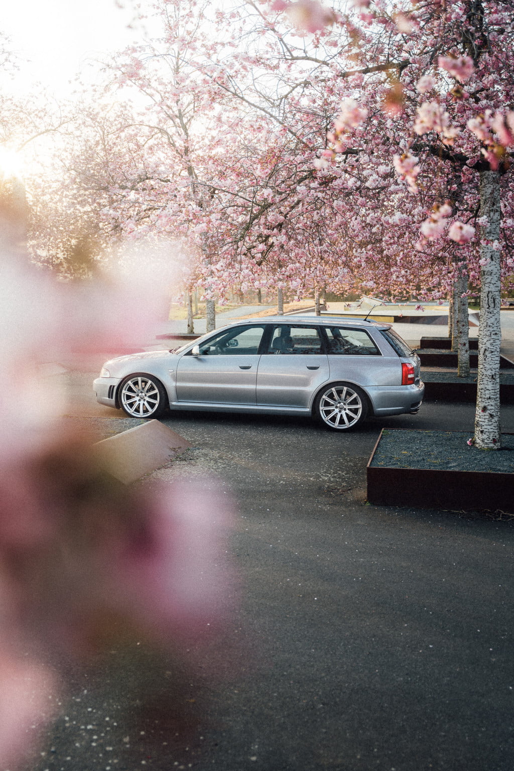 SVÆN.IO Autofotografie in Wolfsburg Kirschblüten mit Audi RS4 B5 Youngtimer 5