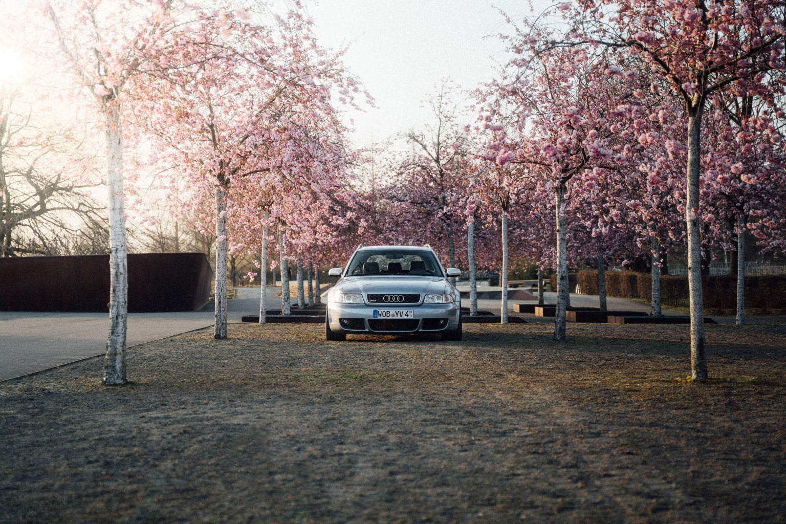 SVÆN.IO Autofotografie in Wolfsburg Kirschblüten mit Audi RS4 B5 Youngtimer 6