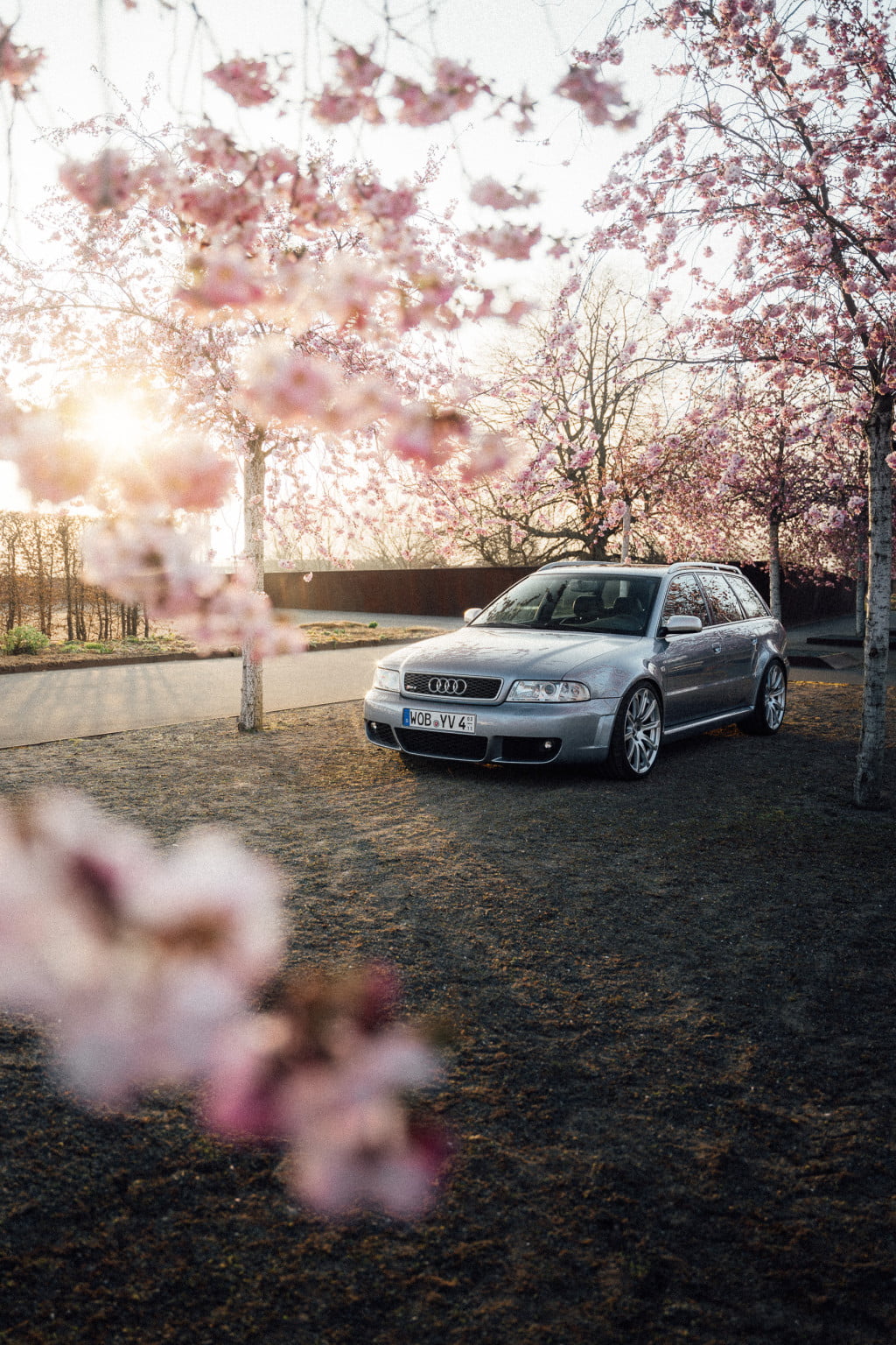 SVÆN.IO Autofotografie in Wolfsburg Kirschblüten mit Audi RS4 B5 Youngtimer 8